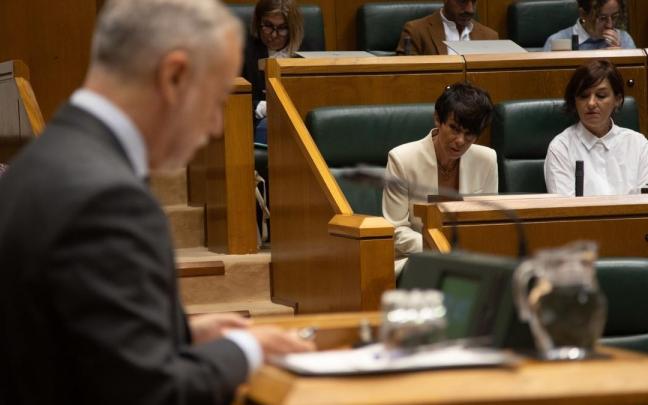 Pleno de control que está celebrando el Parlamento Vasco.