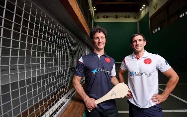 Carlos Beunza y Miki Lascoiti con las camisetas del torneo.