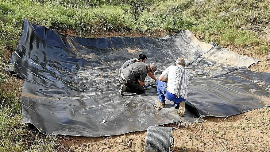 Mantenimiento del fondo de balsa que se utiliza para bebederos de las especies faunísticas. | FOTOS: CEDIDAS