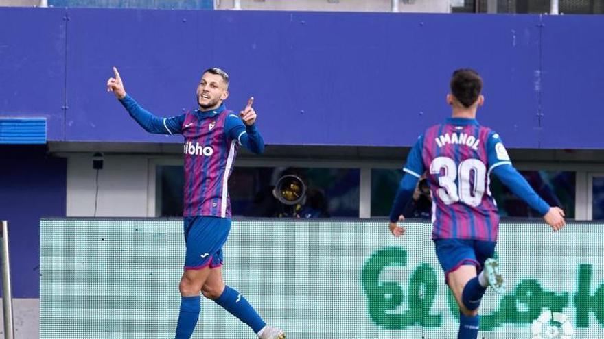 Stoichkov celebra un tanto ante el Málaga