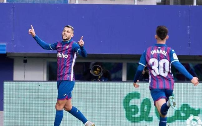 Stoichkov celebra un tanto ante el Málaga Stoichkov celebra un tanto ante el Málaga
