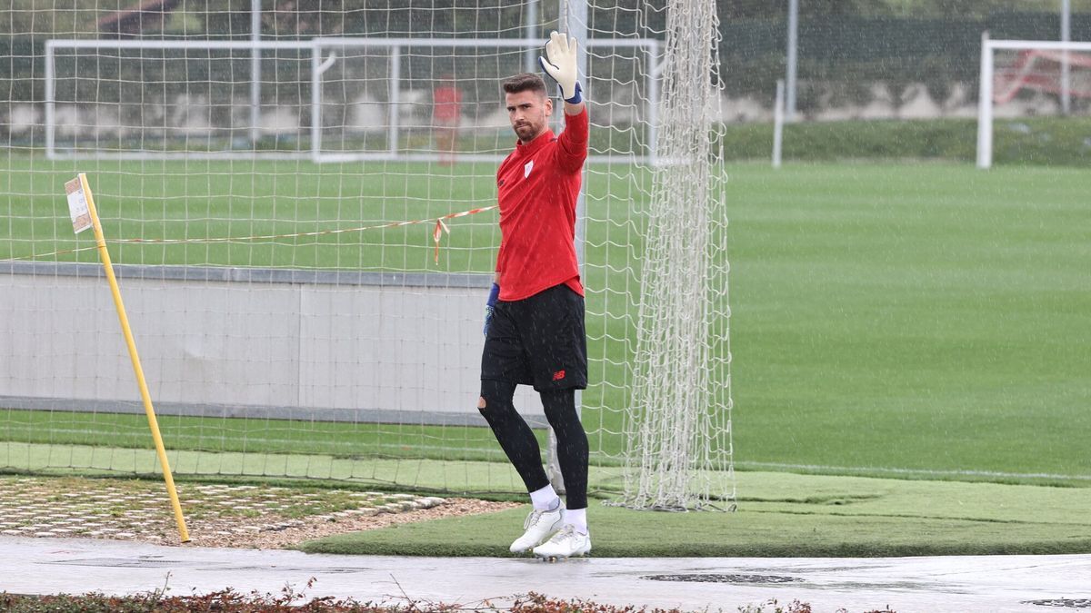 Unai Simón saluda a la afición del Athletic
