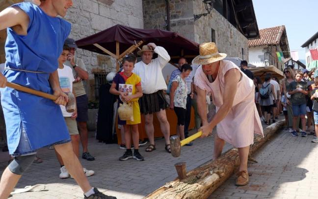 El domingo se pudo ver en Lekunberri cómo se rajaban los troncos a golpe de maza con cuñas.