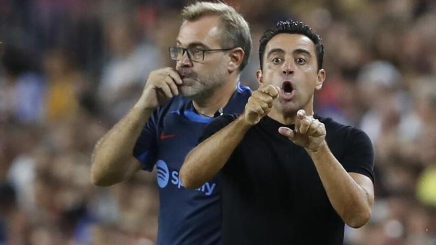 Xavi Hernández dando instrucciones a sus jugadores.