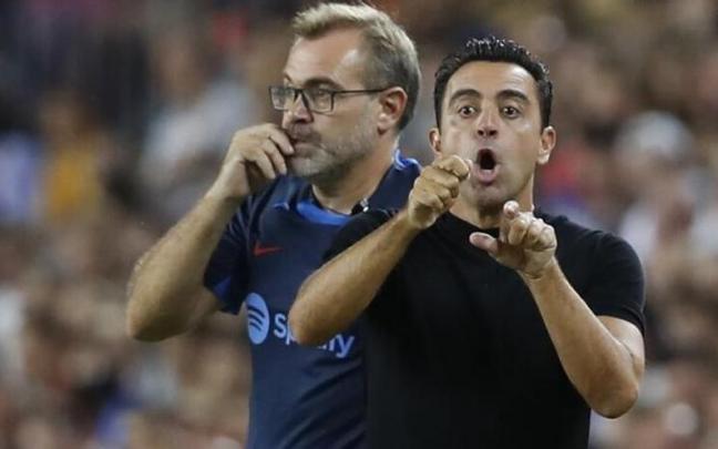 Xavi Hernández dando instrucciones a sus jugadores. Xavi Hernández dando instrucciones a sus jugadores.