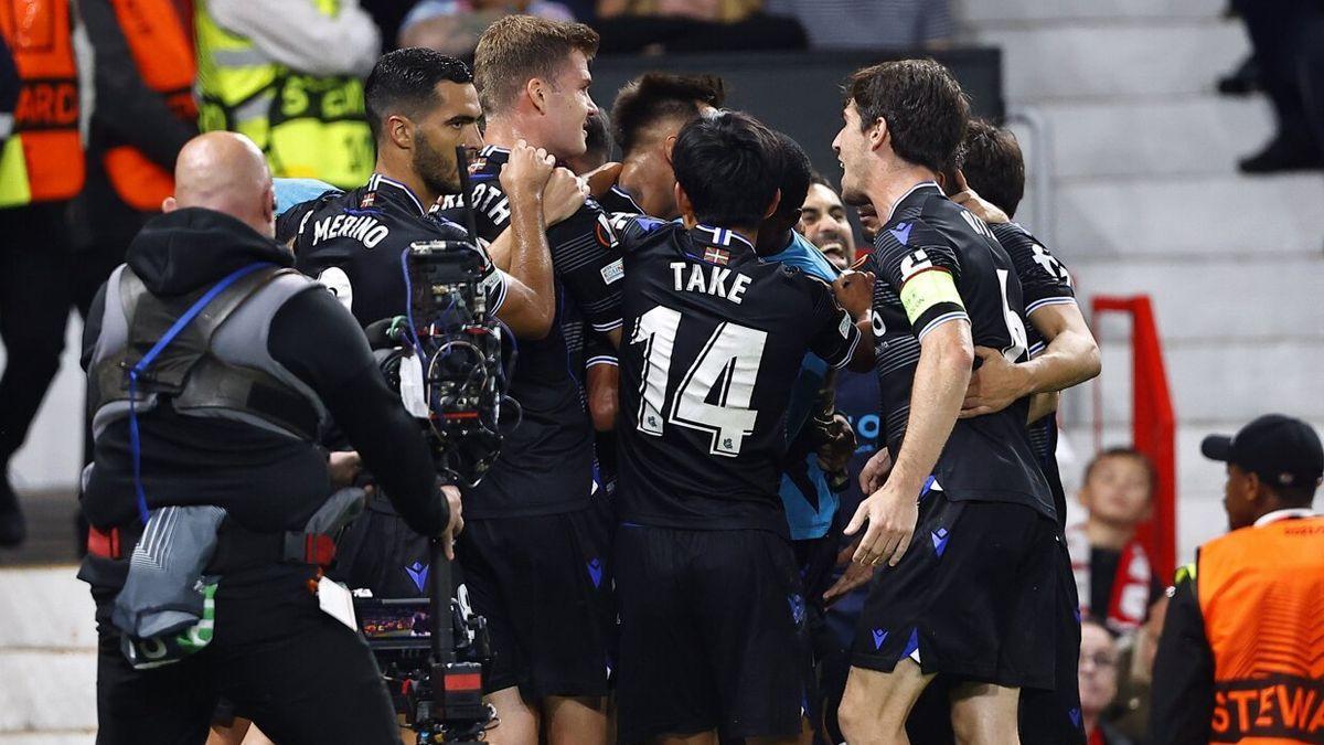 Los jugadores de la Real celebran el gol de Brais Méndez ante el Manchester United en Old Trafford.