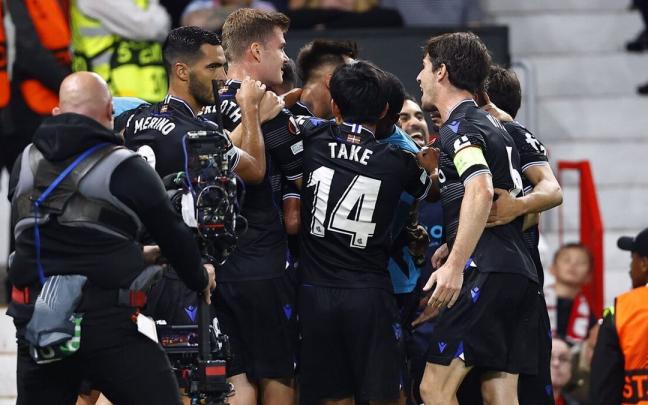 Los jugadores de la Real celebran el gol de Brais Méndez ante el Manchester United en Old Trafford.