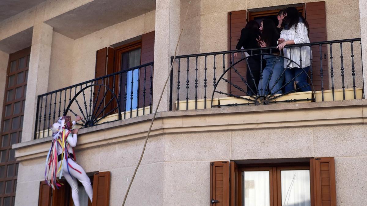 Las casas no son un lugar seguro y mamoxarroak intentan entrar por donde sea.