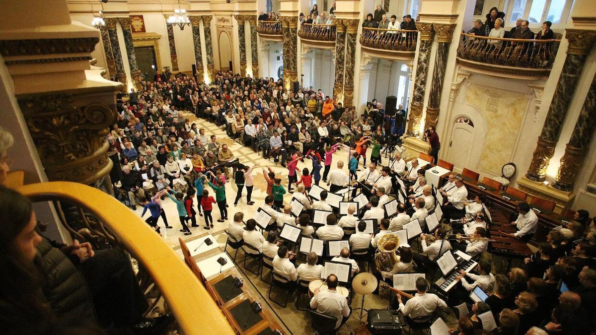 Concierto de la Banda de Txistularis en el salón de Plenos del Ayuntamiento.