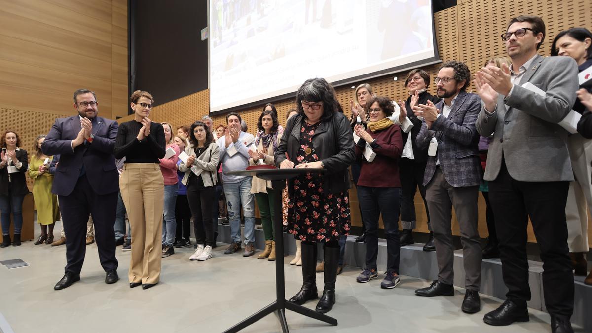 La directora gerente del INAI, Eva Istúriz, suscribe la adhesión de su organismo al Pacto.