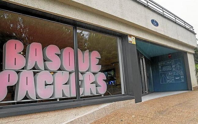 Exterior del albergue del paseo de Arriola, que est&aacute; paralizado.