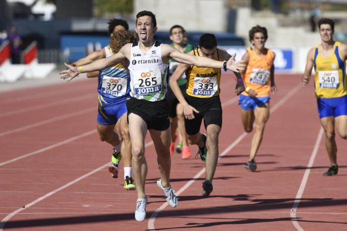 Mikel Calvo cruza la línea de meta en primera posición en la prueba de 800 metros lisos del Campeonato de España sub-18 de 2020.