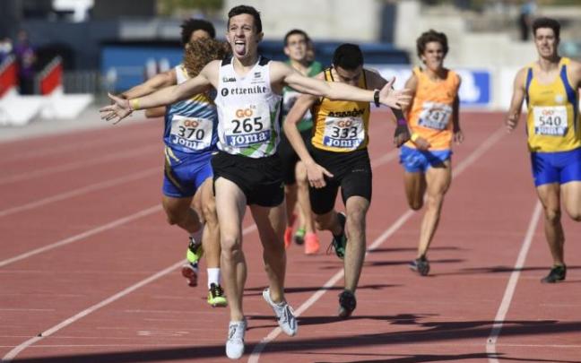Mikel Calvo cruza la línea de meta en primera posición en la prueba de 800 metros lisos del Campeonato de España sub-18 de 2020.