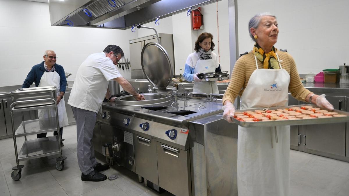 Voluntarios del comedor de Irala de los Franciscanos se afanan en preparar los alimentos para las cenas de Nochebuena.