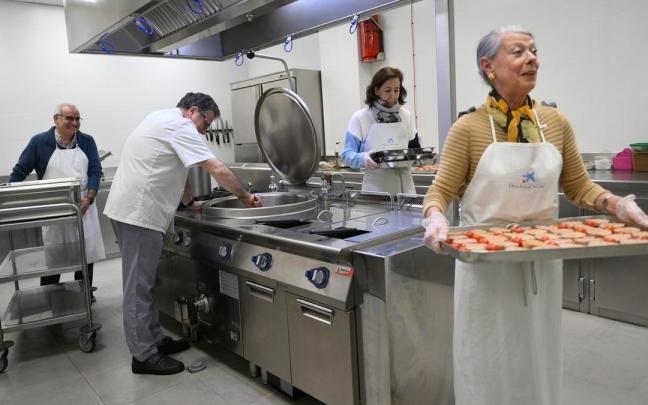 Voluntarios del comedor de Irala de los Franciscanos se afanan en preparar los alimentos para las cenas de Nochebuena. Voluntarios del comedor de Irala de los Franciscanos se afanan en preparar los alimentos para las cenas de Nochebuena.