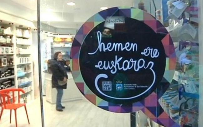 Pegatina de una campaña a favor del euskera en una farmacia de la Parte Vieja