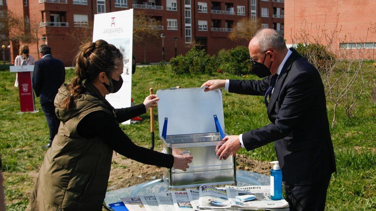 Cápsula del tiempo que se depositó en el inicio de obras de Arabarren