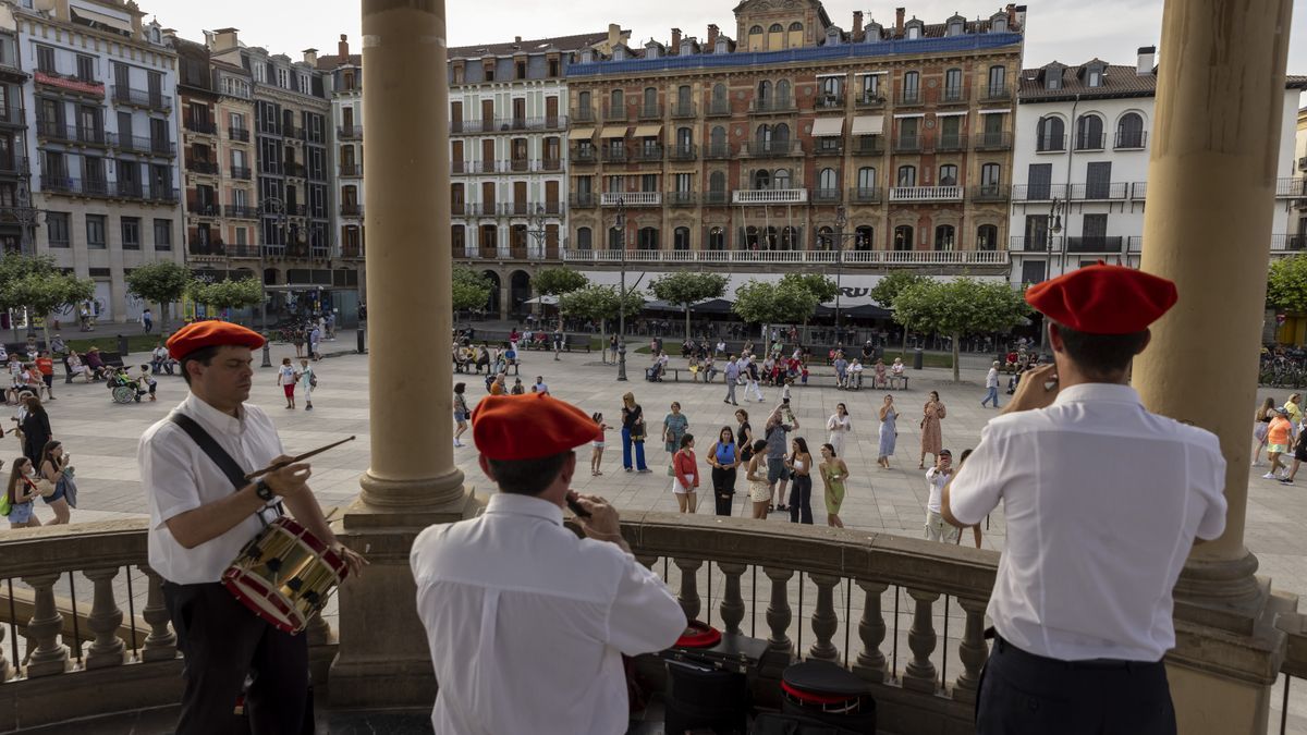 Los bailables de txistu y gaita vuelven a la plaza del Castillo el martes 16 por la tarde.