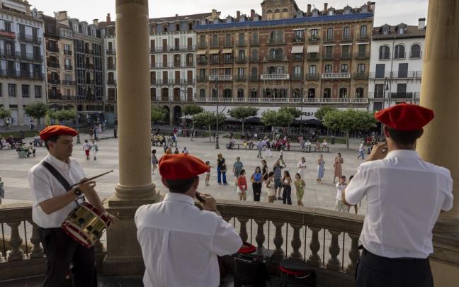 Los bailables de txistu y gaita vuelven a la plaza del Castillo el martes 16 por la tarde.