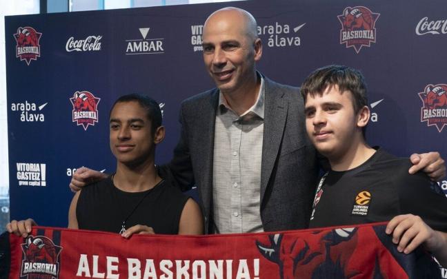Pe&ntilde;arroya posa con dos de los abonados baskonistas que se acercaron a su presentaci&oacute;n