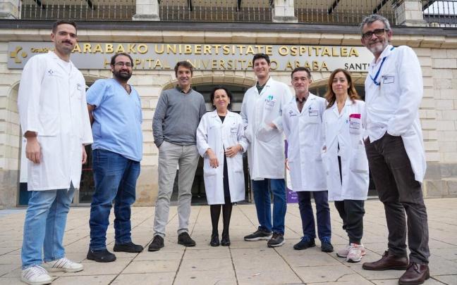 Parte del equipo de Oftalmología posa a las puertas del Hospital de Santiago de Vitoria. Parte del equipo de Oftalmología posa a las puertas del Hospital de Santiago de Vitoria.