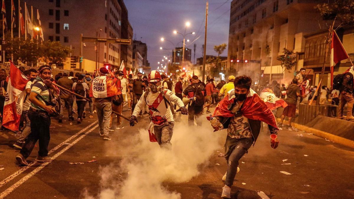 Cientos de manifestantes, a favor de Pedro Castillo y en contra del Congreso, protestan en las calles del centro de Lima.