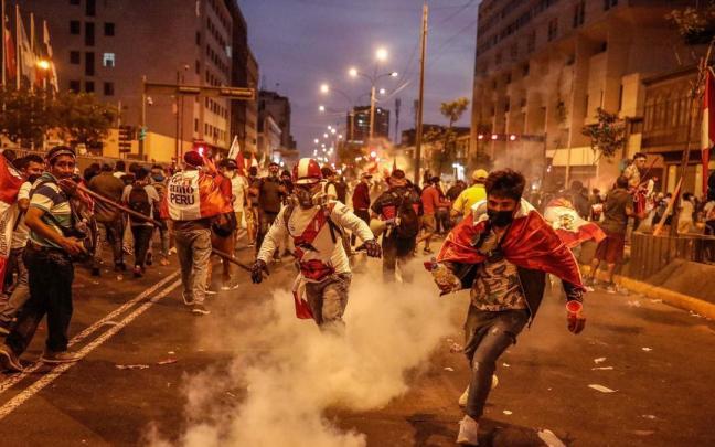 Cientos de manifestantes, a favor de Pedro Castillo y en contra del Congreso, protestan en las calles del centro de Lima.