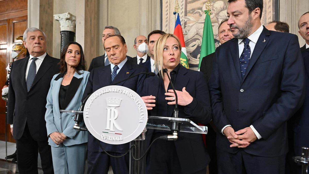 Giorgia Meloni junto a los miembros de su nuevo Gobierno.