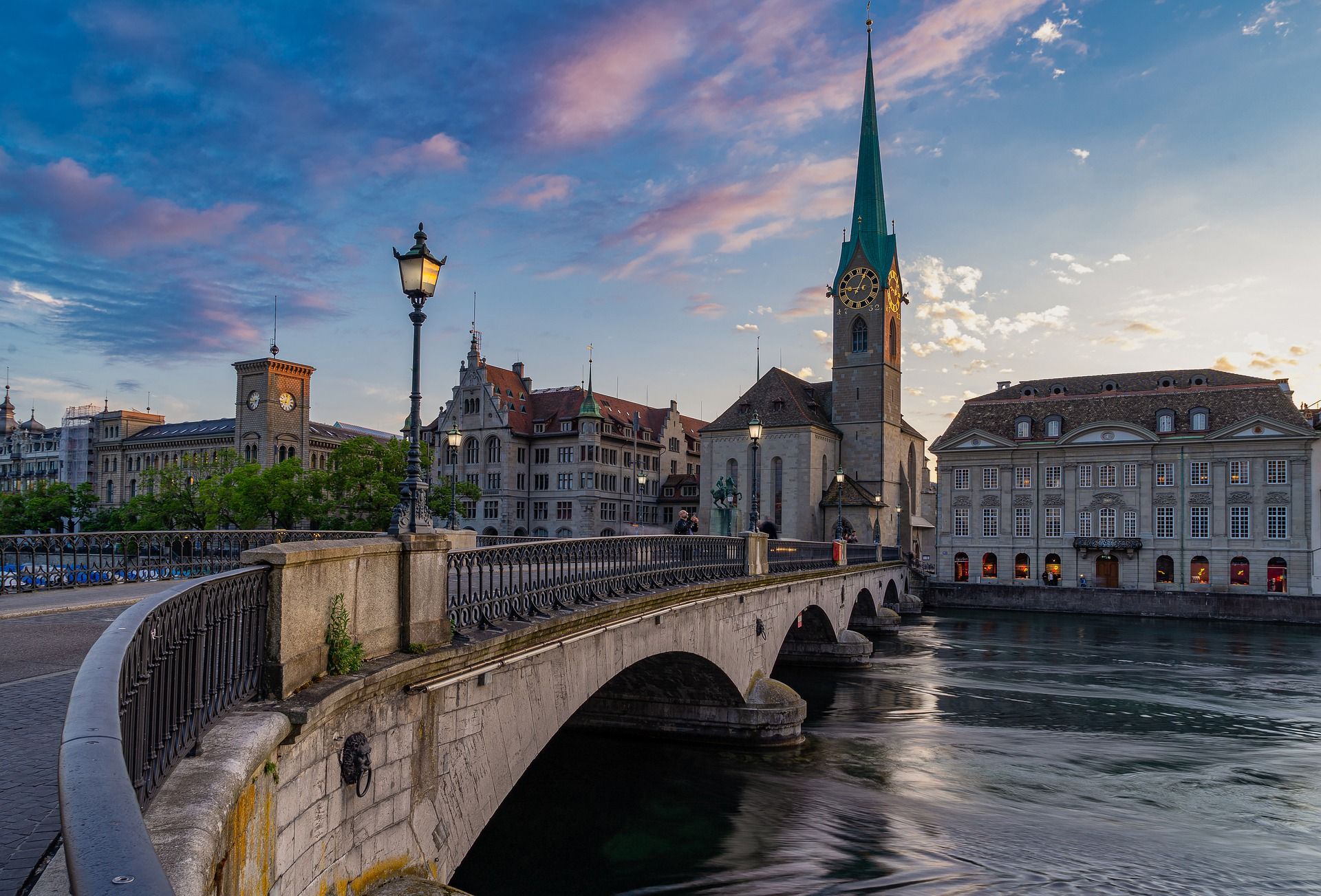 Puente sobre el río Limago en Zúrich, Suiza.