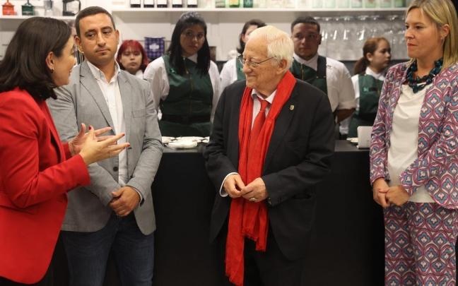 La concejala de Bilbao, Yolanda Díez, con Ignacio Rodríguez –en representación de la Diputación–, el Padre Ángel y Ana Otadui, presidenta de las Juntas Generales.