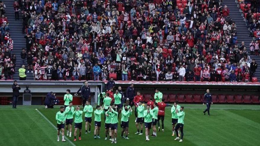 La afición del Athletic, con gran presencia de niños, responde a la sesión a puerta abierta en San Mamés