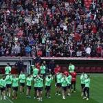 La afici&oacute;n del Athletic, con gran presencia de ni&ntilde;os, responde a la sesi&oacute;n a puerta abierta en San Mam&eacute;s