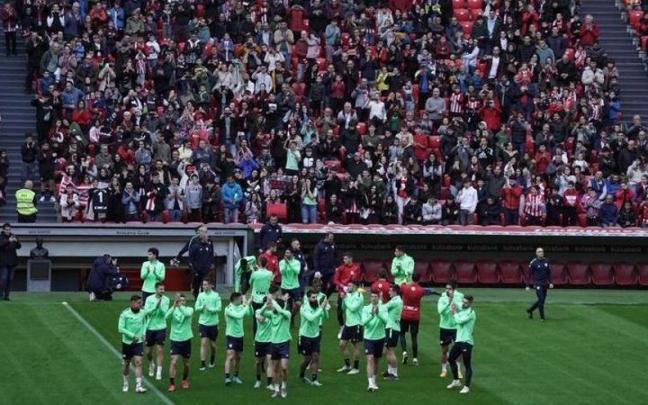 La afición del Athletic, con gran presencia de niños, responde a la sesión a puerta abierta en San Mamés