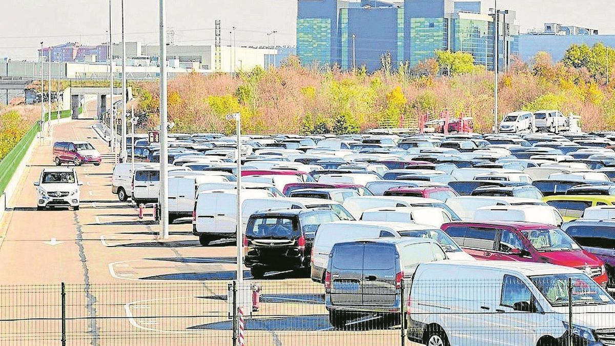 Imagen de archivo de furgonetas aparcadas en la campa exterior de la planta de Mercedes-Benz en Vitoria-Gasteiz.