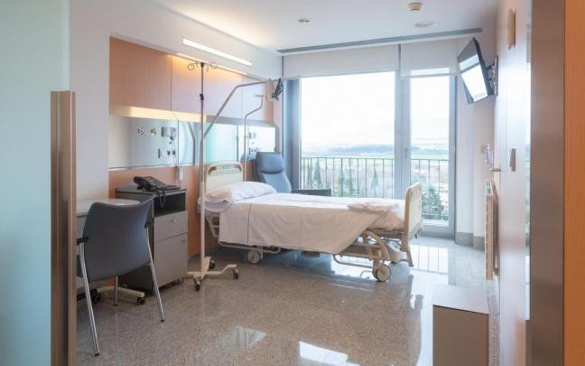 Habitación reformada de la Clínica Universidad de Navarra en la sexta planta.