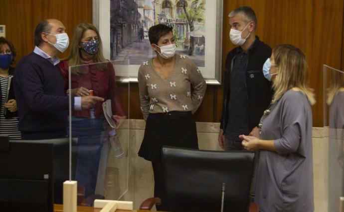 Debate de las ordenanzas fiscales de Vitoria durante una comisión de Hacienda del Ayuntamiento.