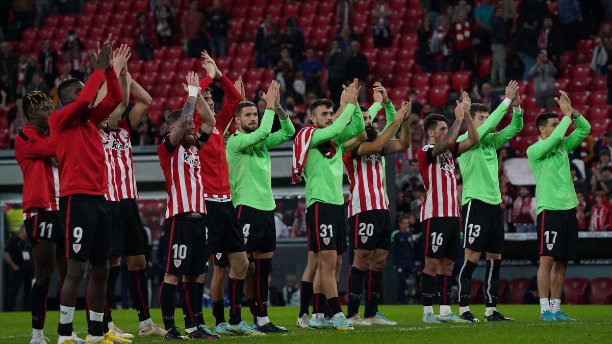 Los jugadores del Athletic agradecen el apoyo de la afición tras la victoria del martes frente al Valldolid.