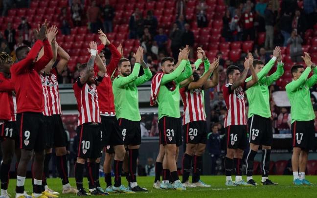 Los jugadores del Athletic agradecen el apoyo de la afición tras la victoria del martes frente al Valldolid.