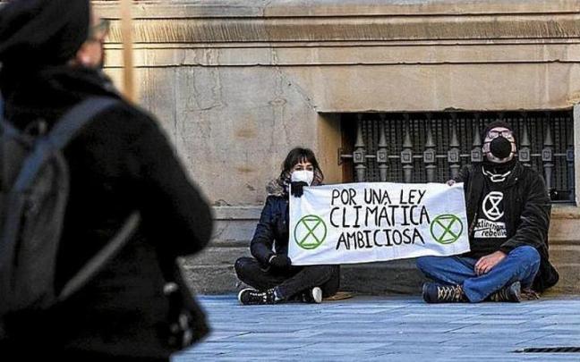 Protesta de activistas en defensa del medio ambiente.