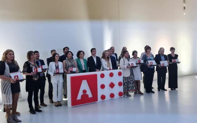 Personas distinguidas, con autoridades.