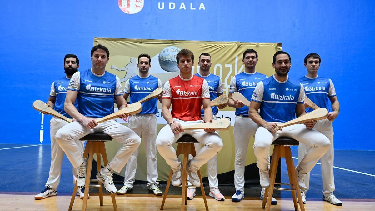Los palistas, en la presentación del Urrezko Pala Pro de Mungia.