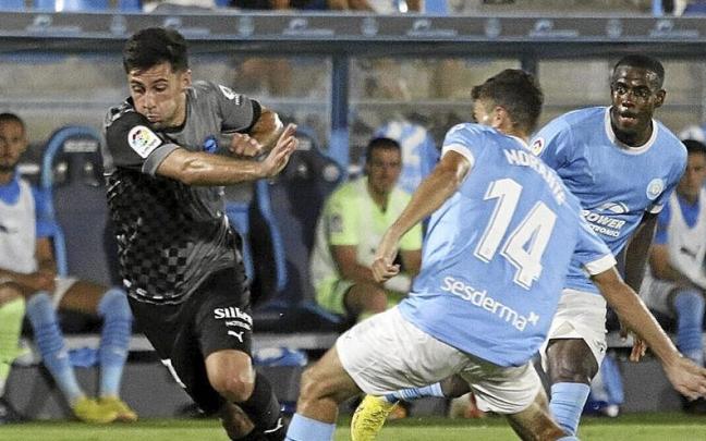 Xeber Alkain trata de superar a un rival del Ibiza.