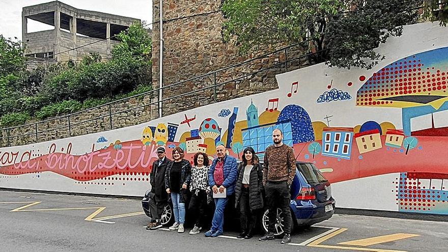 La iniciativa de crear el mural surgió de la comisión de Euskaraldia y ha tenido la colaboración de Empleo y de Euskera.