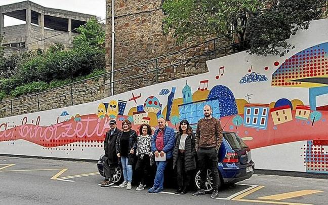 La iniciativa de crear el mural surgió de la comisión de Euskaraldia y ha tenido la colaboración de Empleo y de Euskera.