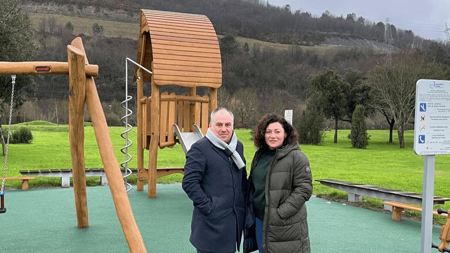 Andoni Agirrebeitia y Ainhoa Salterain, en el parque.