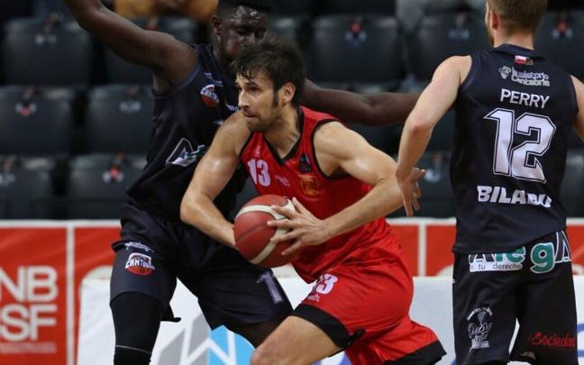 Adrián García, en un partido reciente con Basket Navarra.