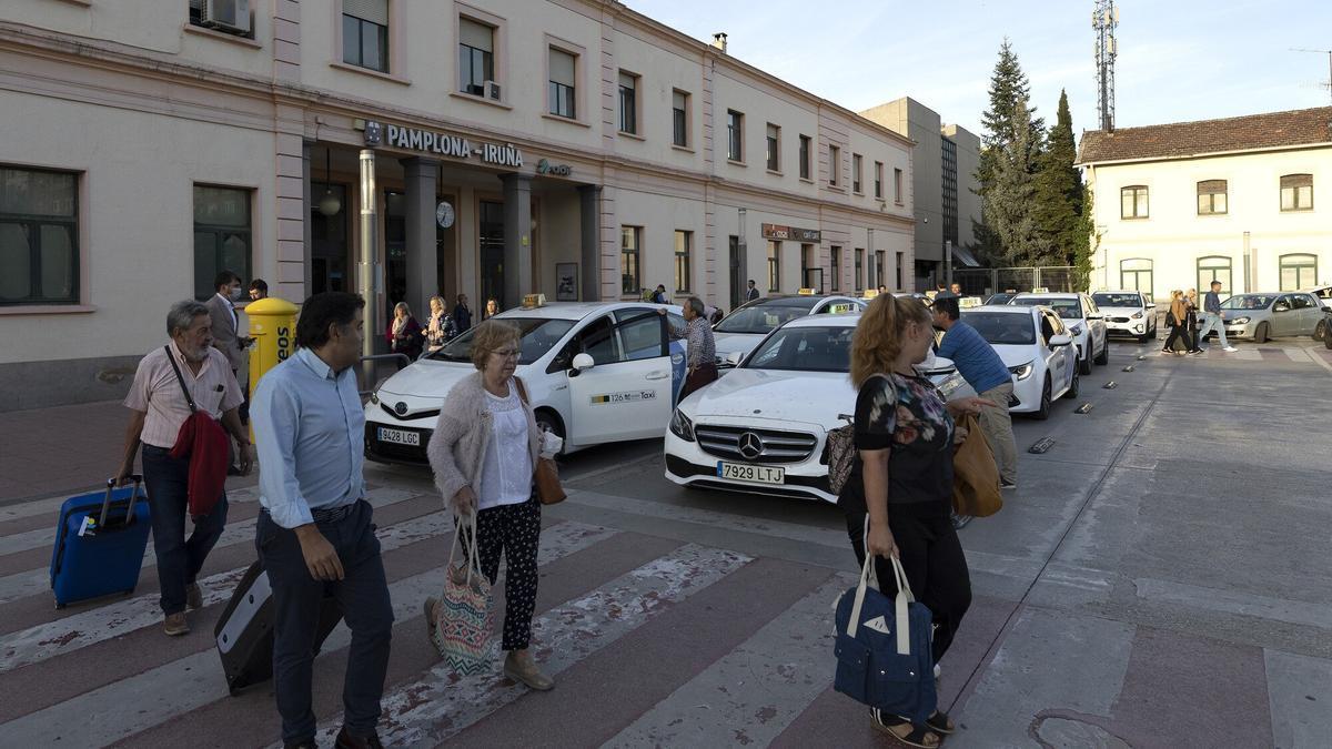 Fila de taxis tras la llegada de un tren, el jueves, en la estación de Pamplona.