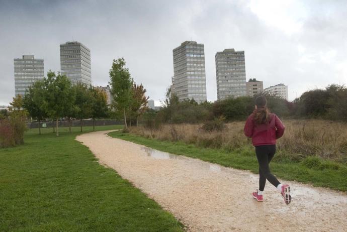 Una joven hace deporte por el parque de Salburua.