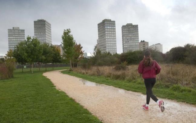 Una joven hace deporte por el parque de Salburua.