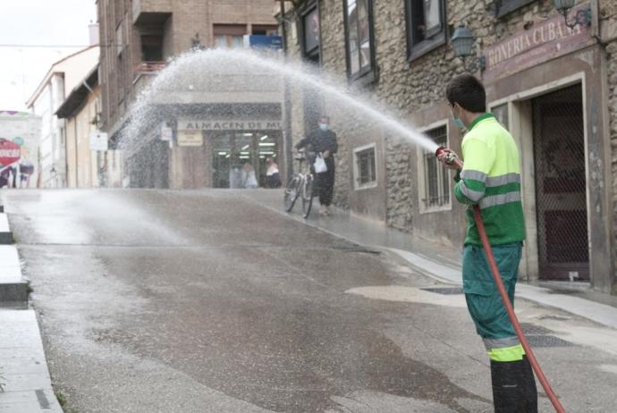 Un trabajador de FCC limpiando una calle de Vitoria